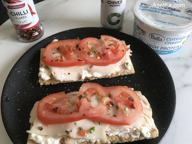 Crispbread with turkey meat, tomato and cottage cheese.